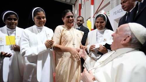 A irmã Nirmala (no centro) saúda o Papa Francisco durante a sua viagem apostólica ao Bahrein, em novembro de 2022 