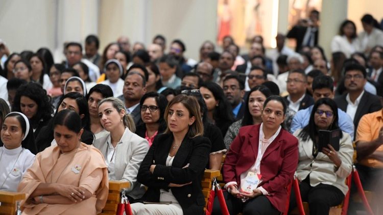 Bahrajnští věřící během modlitebního setkání s papežem Františkem v kostele Nejsvětějšího Srdce Páně v Manámě, 6. listopadu 2022.