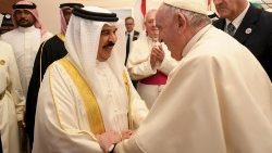 El Papa saluda al Rey Hamad bin Isa Al Khalifa