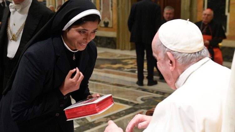 교황에게 인사하는 글라렛선교수녀회 수녀