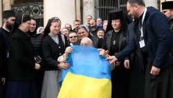 Il Papa bacia la bandiera ucraina al termine dell'udienza generale