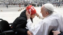 Papa Francesco con il piccolo Paolo