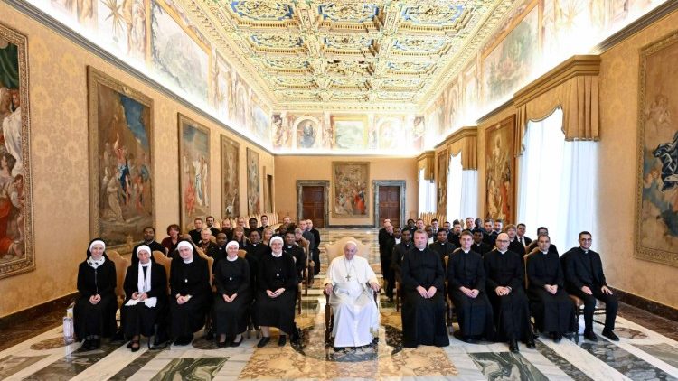 Miembros del Pontificio Colegio Nepomuceno junto al Papa Francisco