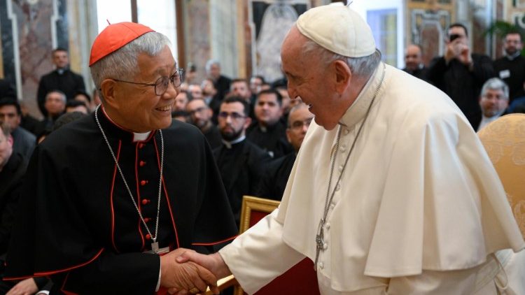 Francesco saluta il cardinale You, prefetto del Dicastero per il Clero