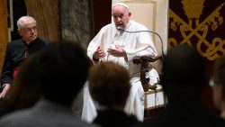Le Pape s'exprimant devant les membres du dicastère pour la communication.