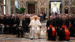 Luego del discurso del Papa Francisco, se tomó la habitual foto de grupo en la Sala Clementina del Palacio Apostólico. (Vatican Media)