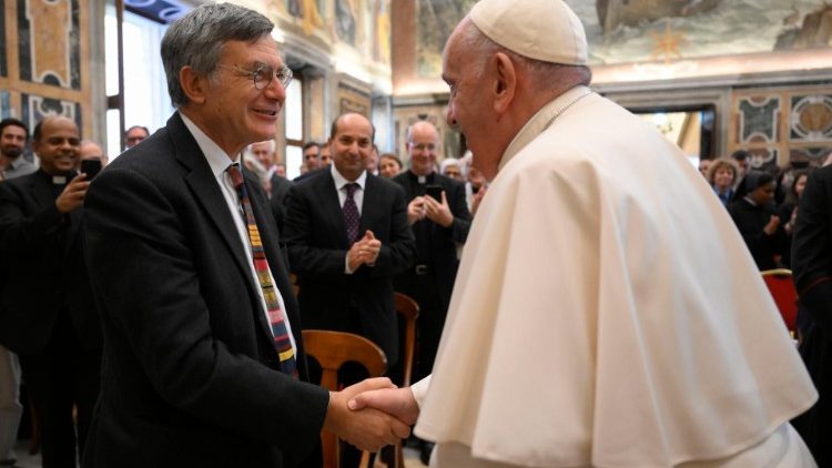 Il Papa saluta il prefetto del Dicastero per la Comunicazione Paolo Ruffini