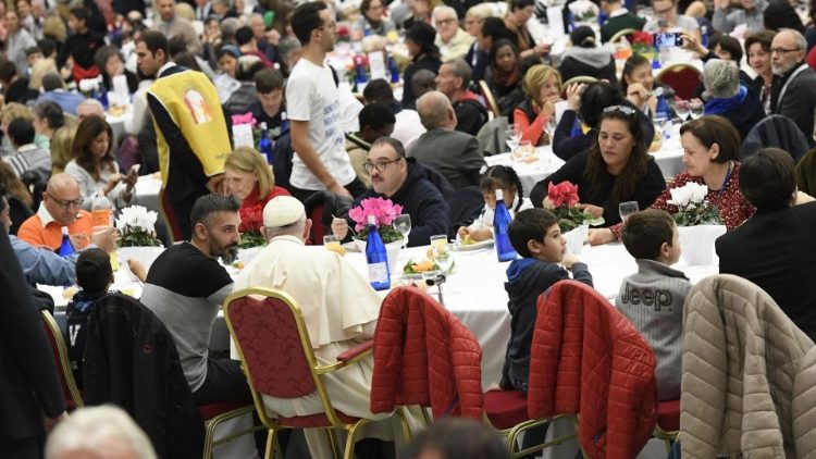 Ferenc pápa 2022. november 13-án, együtt étkezik szegényekkel 