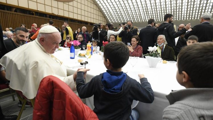 Papa Francesco a pranzo con i poveri 