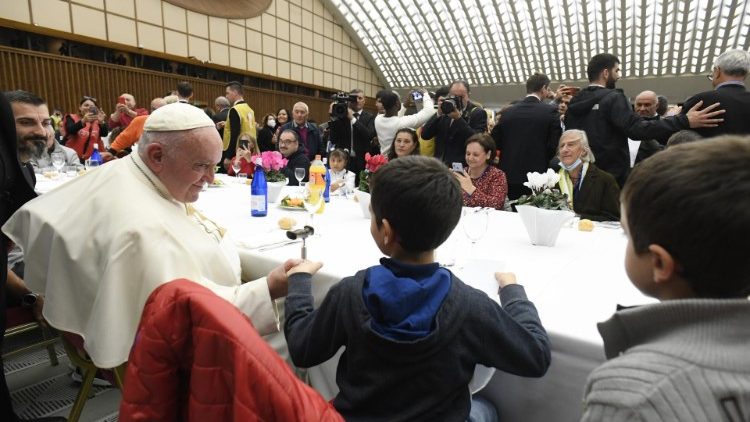 Papież spożywa obiad z ubogimi