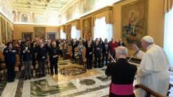 教皇フランシスコと「キリスト教系国際ボランティア団体連盟」関係者ら　2022年11月14日　バチカン宮殿