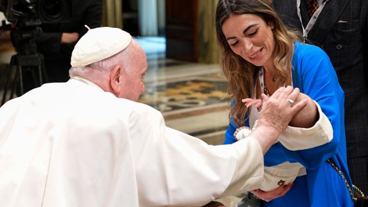 Pope Francis meets with pharmacists of "Apoteca Natura"