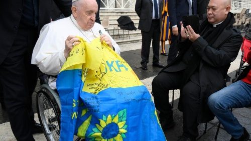 Papa Francisco com bandeira da Ucrânia na Audiência Geral de 16/11/2022