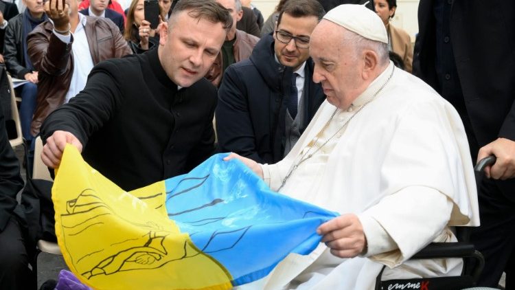 Il Papa riceve la bandiera ucraina con le firme dei bambini