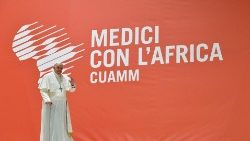 Il Papa al suo ingresso in Aula Paolo VI per l'udienza con i Medici con l'Africa - Cuamm