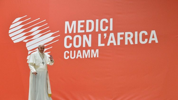 Il Papa al suo ingresso in Aula Paolo VI per l'udienza con i Medici con l'Africa - Cuamm