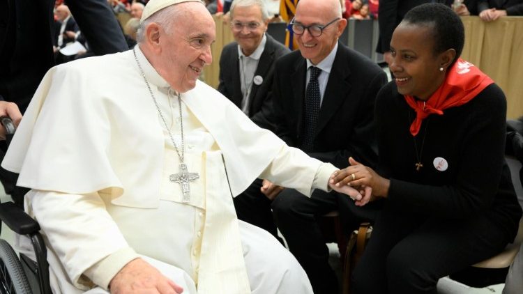 Le Pape François et les participants à la réunion sponsorisée par Médecins d'Afrique, le 19 novembre 2022. 