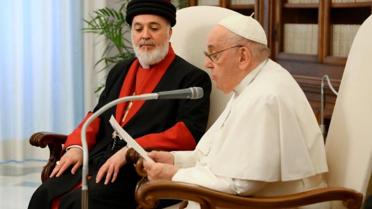 Un momento dell'incontro del Papa con il Patriarca della Chiesa Assira d'Oriente.