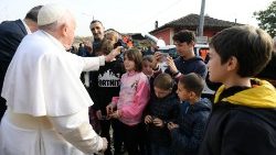 I bambini accolgono il Papa al sua rrivo a Portacomaro