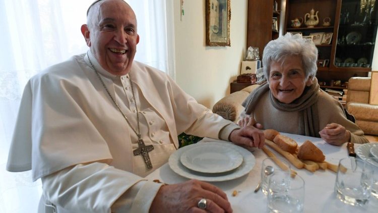 El Papa almorzando con sus primos en Asti, al norte de Italia. 