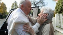 Papa Francisco se encuentra con su prima Carla Rabezzana después de 3 años.