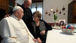 Il Papa a Tigliole con la cugina Delia Gai e il marito Franco Travo, colpiti anni fa dalla scomparsa della figlia Emma 