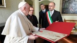 アスティ市から名誉市民称号を贈られた教皇フランシスコ　2022年11月20日　アスティ教区司教館