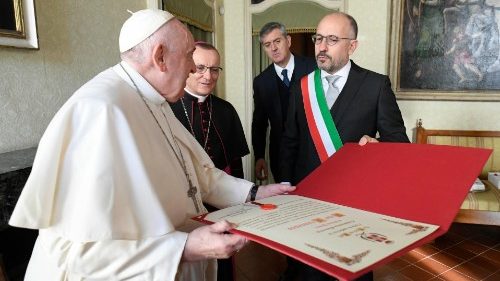 Il Papa ad Asti: cittadino onorario, saluta i fedeli in papamobile