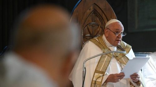 Archivbild: Papst Franziskus zelebrierte die Messe im Dom von Asti am 20. November 2022