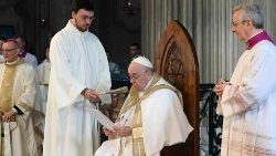 El Papa Francisco recita el Ángelus desde la Catedral de Asti, Italia.