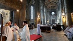 Il rito dell'accolitato fatto dal Papa nella cattedrale di Asti, durante la Messa