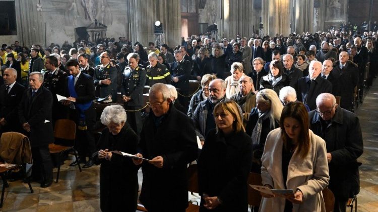 I fedeli in cattedrale. In prima fila, la cugina del Papa Carla Rabezzana e altri parenti
