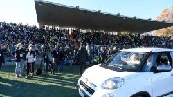 アスティの競技場で青少年たちからの見送りを受ける教皇フランシスコ　2022年11月20日