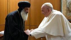 Der koptisch-orthodoxe Bischof Kyrillos bei einer Begegnung mit Papst Franziskus (Archivbild)
