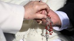 Papa Francisc binecuvântează rozariul unor pelerini la audiența generală din 23 noiembrie 2022