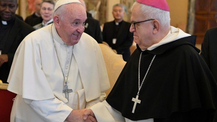 Le Pape et un membres de la Commission théologique internationale.