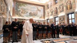 Папа Франциск с членове от Централната дирекция за борба с престъпността на Италианската държавна полиция, 26.11.2022
