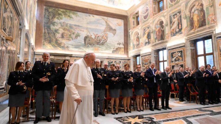 Le Pape François a reçu en audience les membres de la direction centrale anticriminalité de la police italienne, en salle Clémentine du Palais apostolique, le 26 novembre 2022. 