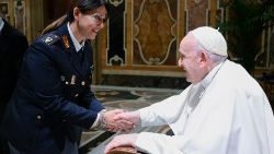 이탈리아 경찰청 중앙범죄방지국 관계자들을 만난 교황