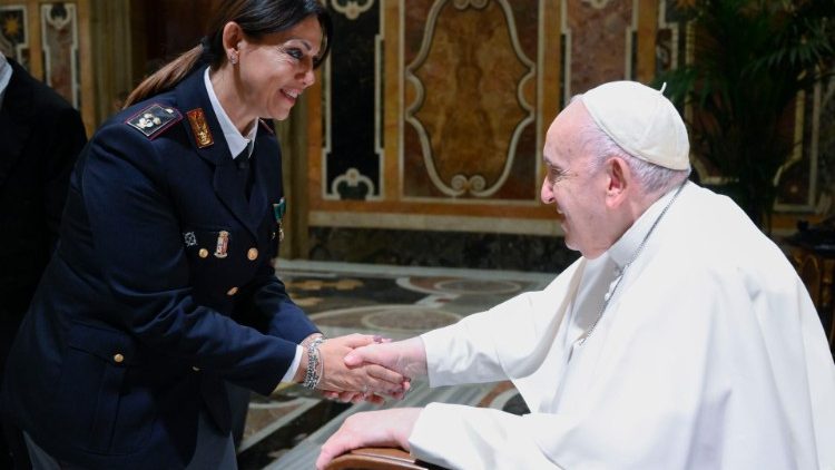 Papež: Násilí na ženách souvisí s kulturními postoji, zakořeněnou mentalitou a předsudky