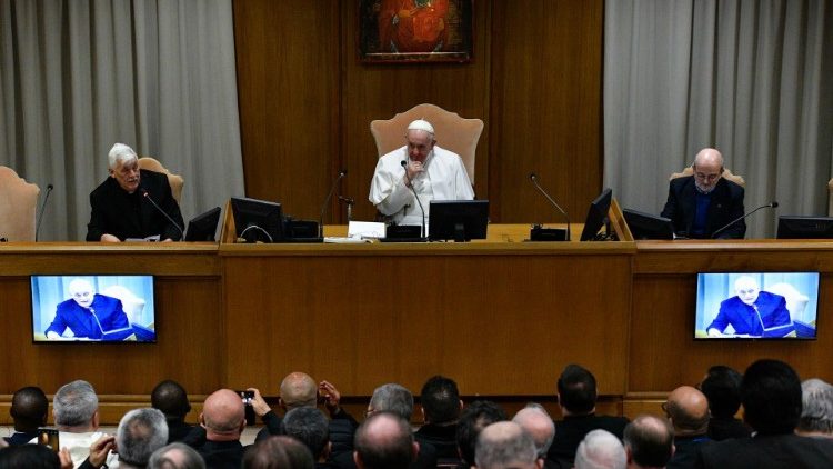 El Papa decidió dirigirse espontáneamente a los participantes en el encuentro de la USG y les entregó el discurso que había preparado para la ocasión. (Vatican Media) 