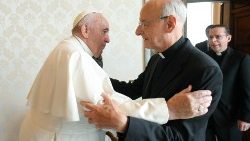 El Papa saluda a Monseñor Fernando Ocariz Brana, Prelado del Opus Dei.