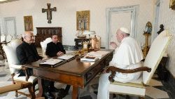Monseñor Fernando Ocáriz, Prelado del Opus Dei, y Monseñor Mariano Fazio, Vicario Auxiliar, en encuentro con el Santo Padre el 28 de noviembre de 2022. (Vatican Media)