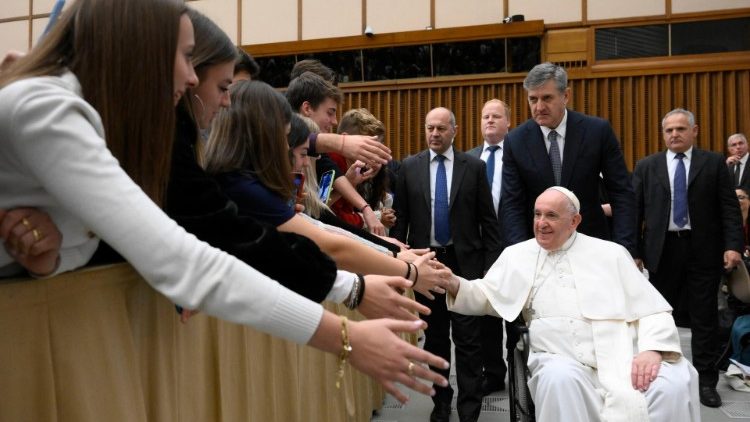 Le Pape François lors de l'audience avec les jeunes élèves italiens, salle Paul VI, le 28 novembre 2022