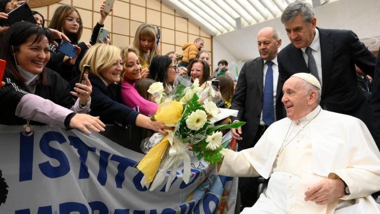 El Papa y los estudiantes de las escuelas de la paz
