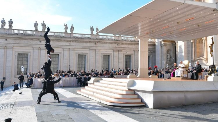 Un momento dell'esibizione di artisti circensi davanti al Papa (30-11-2022)