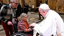 Gruppo di disabili che saluta il Papa nell'incontro privato di stamane in Vaticano