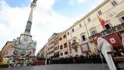 Papež před mariánským sloupem na Španělském náměstí v Římě v prosinci roku 2022