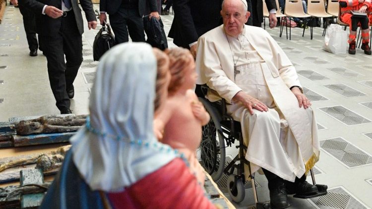 Il Papa in preghiera dinanzi al presepe in Aula Paolo VI