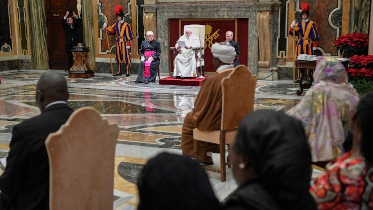 Papa Francisko Akipokea hati za utambulisho kutoka kwa Mabalozi wapya